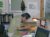 石山修武先生　銅版をエッチングで彫る